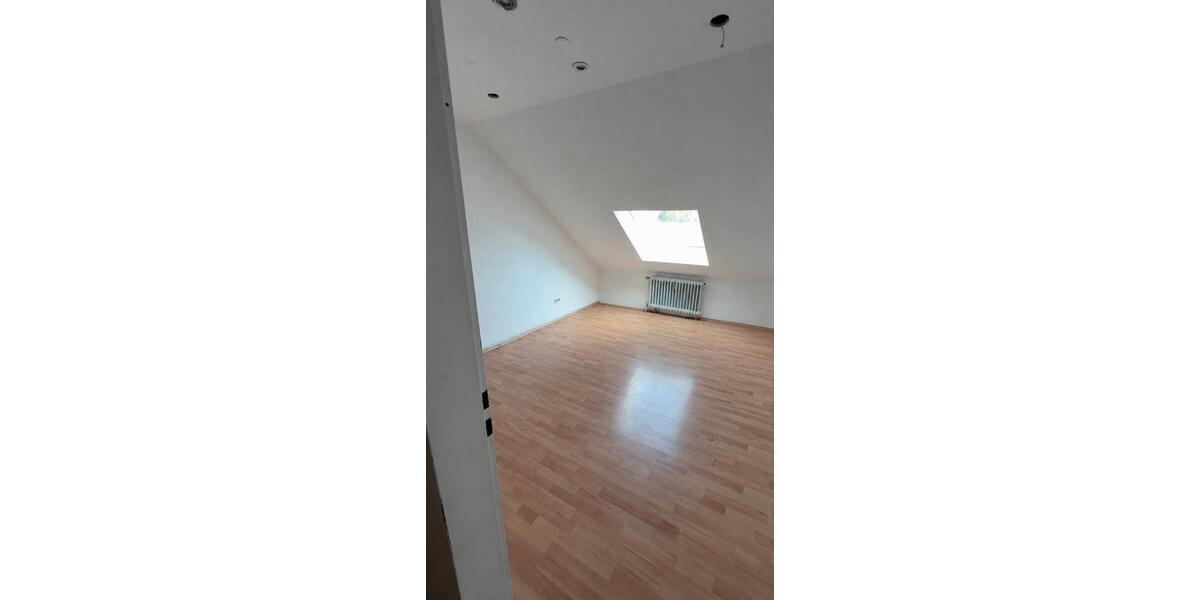 Dachgeschoßwohnung Lage - 3 Zimmer, 80 m&sup2;, 450&euro; | Angebot:26424018