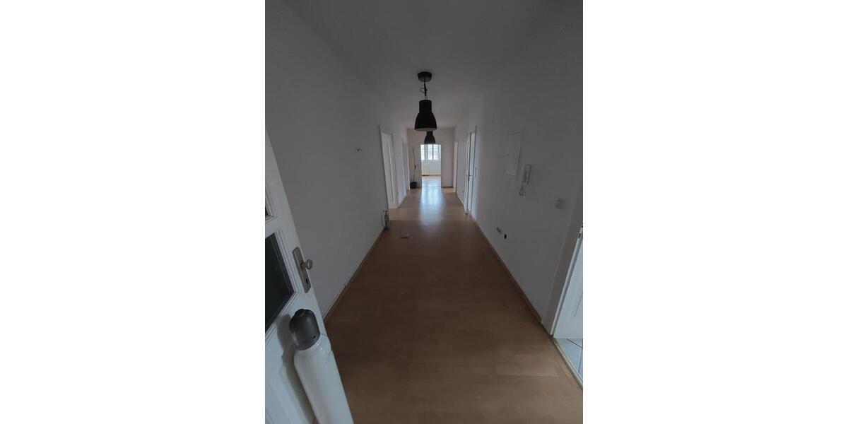 Helle 5 Zimmer DG Wohnung mit Dusche & Badewanne 5 zimmer