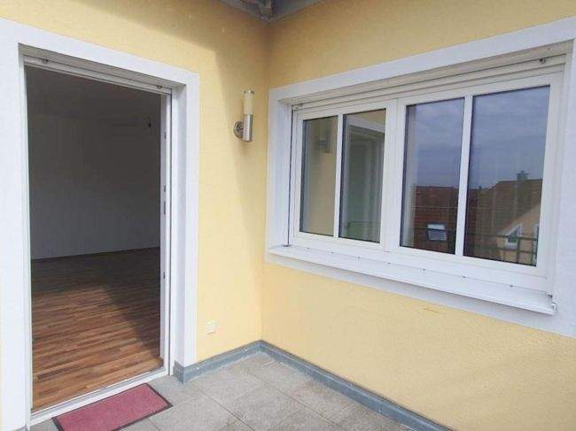 Schöne, helle Wohnung (4ZKB, Gäste-WC, Abstellr.) mit Balkon+Garage! Ruhig, mit Top-Verkehrsanbindg. 4 zimmer