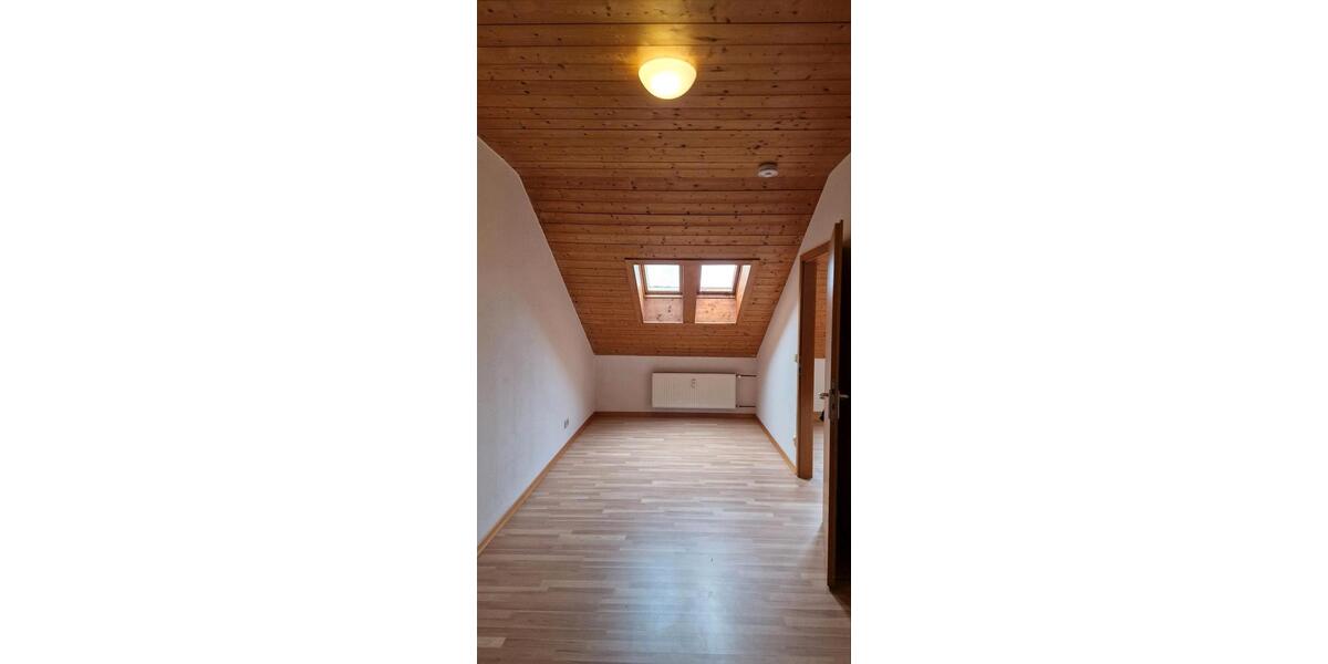 Dachgeschoßwohnung Chieming - 3 Zimmer, 70 m&sup2;, 990&euro; | Angebot:25648908