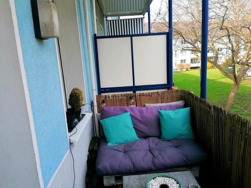 Bei VIVAWEST die Sonnenstrahlen auf dem eigenen Balkon genießen. zimmer