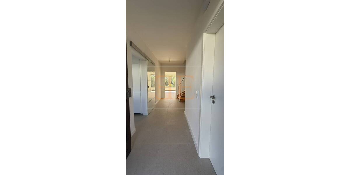 Frisch saniertes Reihenmittelhaus mit 6 Zimmern, Balkon und Einzelgarage zu vermieten - Reihenmittelhaus Rellingen | Angebot:26346609