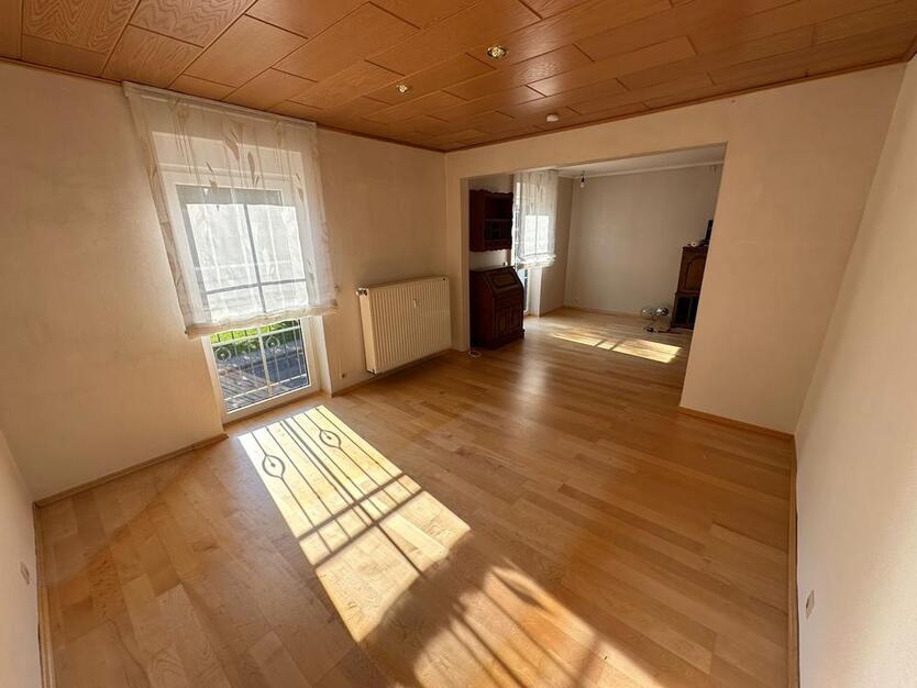 Großzügige 5-Zimmer-Wohnung, 155qm mit Garten und Stellplatz