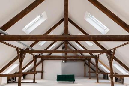 Urbanes Loftdesign mit Panorama-Ausblick