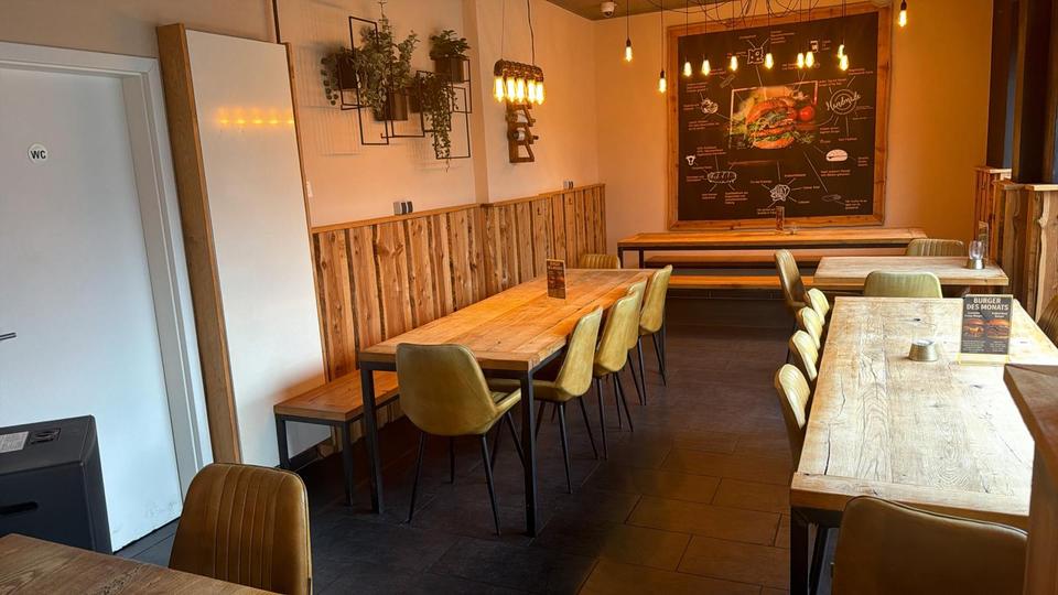 Umsatzstarke & moderne Gastronomiefläche mit Bar – Vollkonzession, Top-Ausstattung & 15J-Mietvertrag zimmer