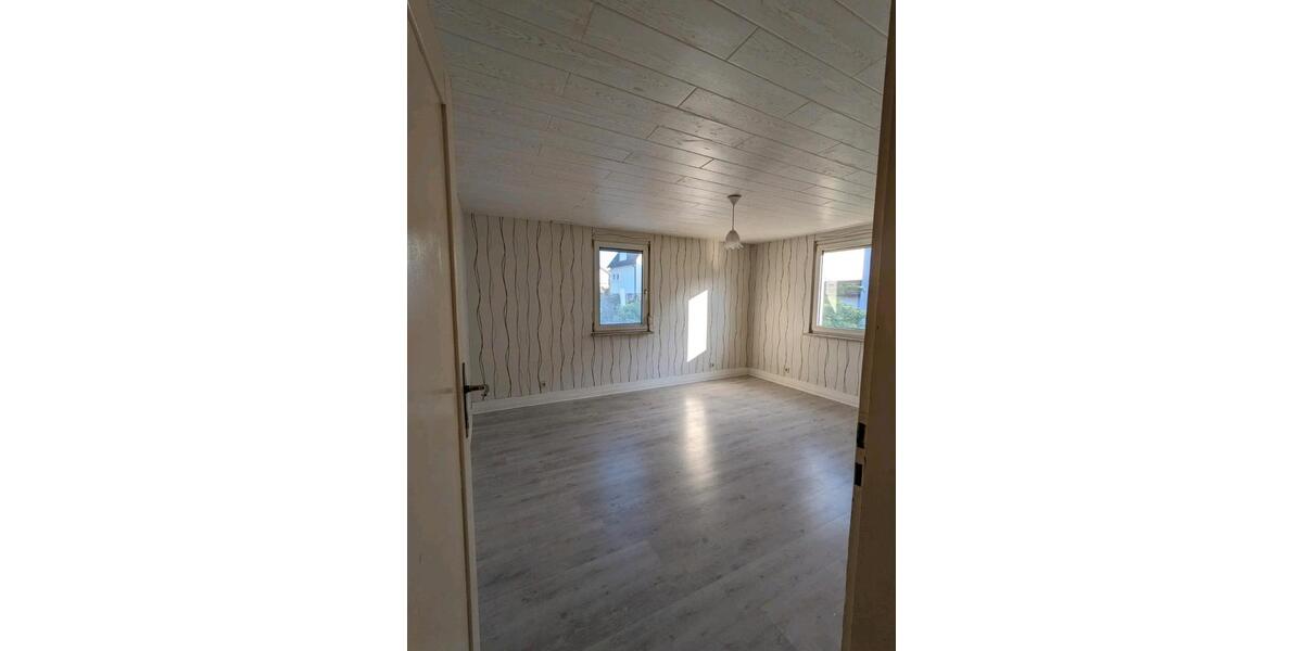 Etagenwohnung Weinstadt - 4 Zimmer, 80 m&sup2;, 1.100&euro; | Angebot:26693293