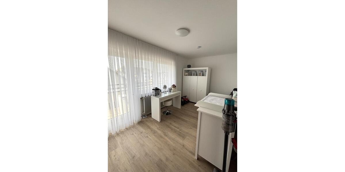 Lichtdurchflutete 4,5-Zimmer-Wohnung mit großzügigem Balkon und Einzelgarage 4.5 zimmer