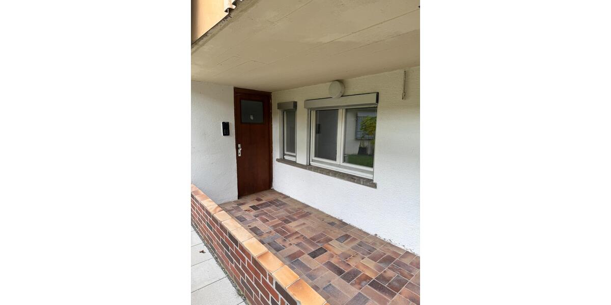 Helle 2-Zimmer-Untergeschosswohnung mit Einbauküche und Terrasse 3 zimmer