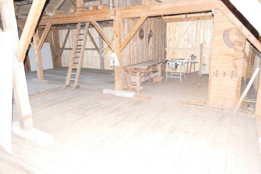 Geräumiges Bauernhaus mit Stall und Tenne; Anfragen bitte per email!