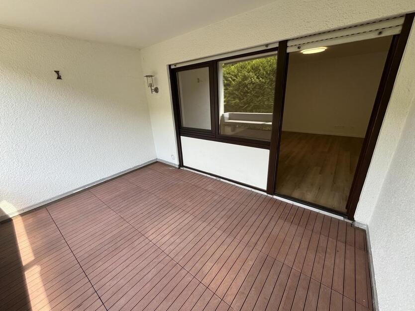 Kernsanierte 2,5-Zi-Wohnung mit EBK, Balkon und Garage