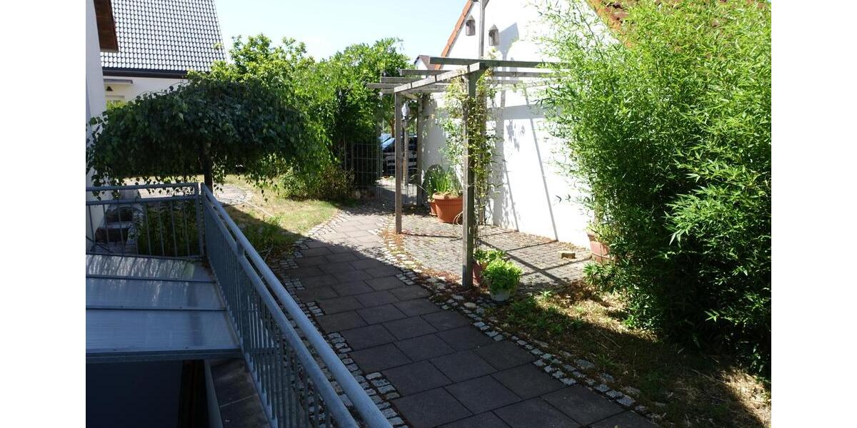 Doppelhaushälfte Bubenreuth - 7 Zimmer, 160 m&sup2;, 2.400&euro; | Angebot:25981382