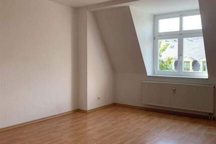 DG 3-Zimmer mit Balkon, Wanne, Abstellraum und Laminat in ruhiger Lage! EBK mgl. 3 zimmer