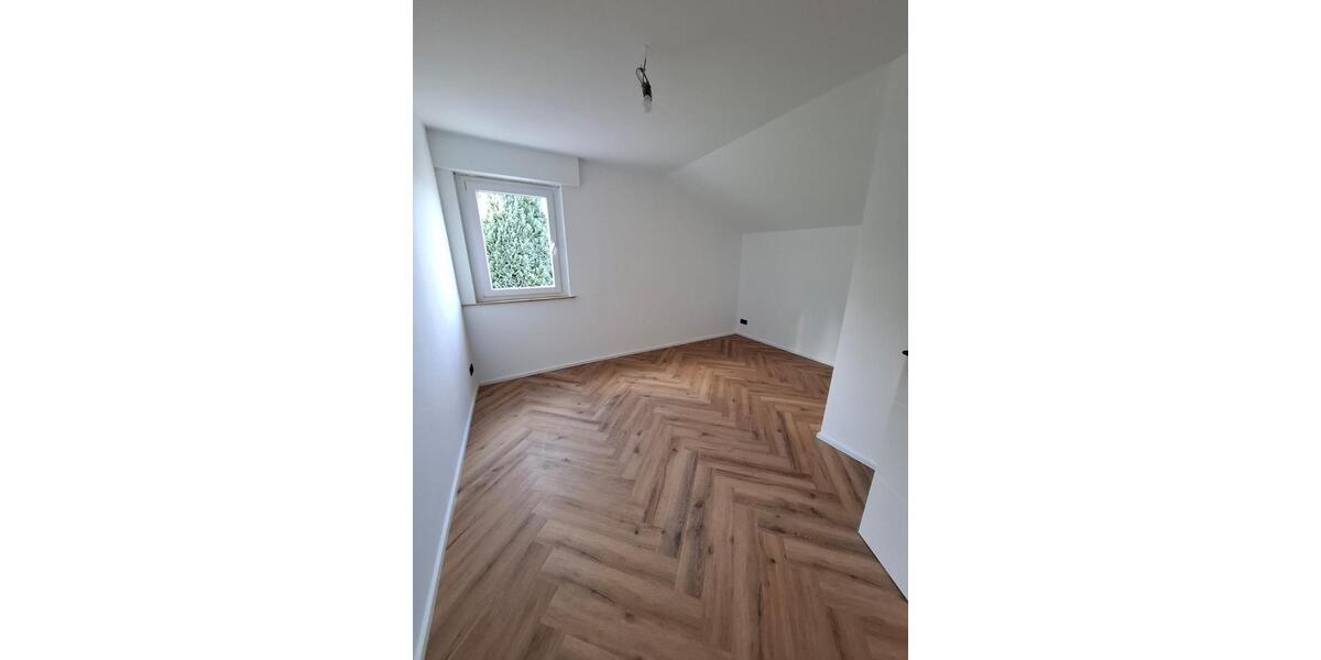 Erstbezug nach Kernsanierung: 5-Zimmer Wohnung mit Balkon 4 zimmer