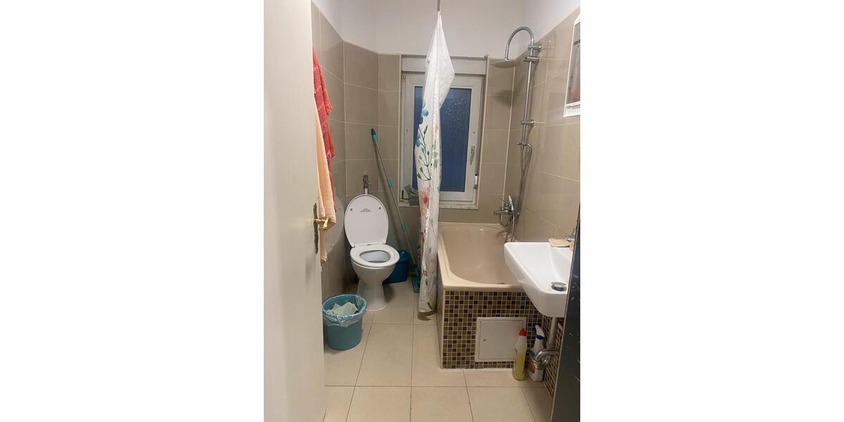 1 zimmer in 4er wg frei zentrale lage ab Februar. 4 zimmer