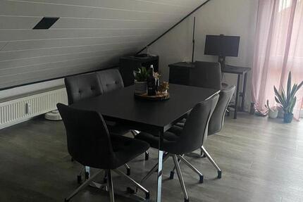 Dachgeschosswohnung in zentraler Lage zimmer