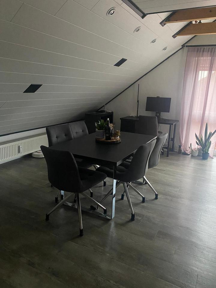 Dachgeschosswohnung in zentraler Lage zimmer