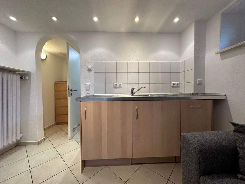 Möblierte 1 - Zimmer - UntergeschossWohnung (KellerWohnung) mit Einbauküche und separatem Eingang