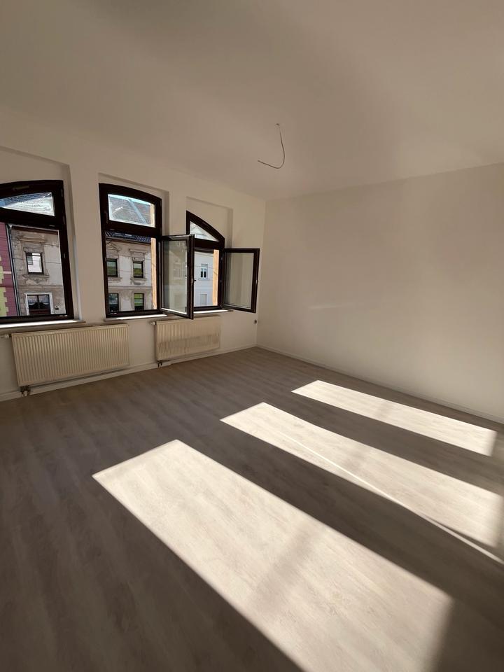 Frisch Sanierte 2,5-Zimmer Wohnung mit modernem Bad und Kamin