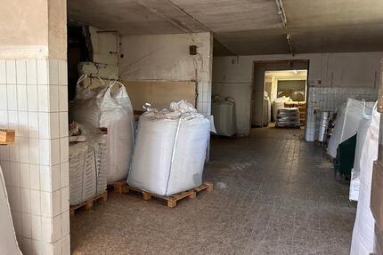 Lagerhalle zu vermieten ab März26⭐️ ca.260qm ⭐️Gewerbehalle⭐️Lager ⭐️mit großen LKW anfahrbar⭐️abladen unterm Dach optional Abstellplatz im Aussenbereich⭐️Starkstrom und Internet vorhanden zimmer