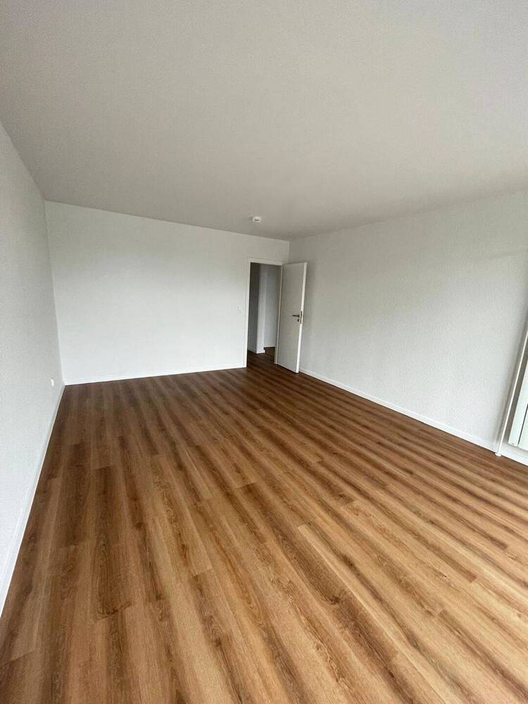 Erstbezug nach Modernisierung! 2 Zimmer + Balkon, neuer Boden, neues Bad, Aufzug