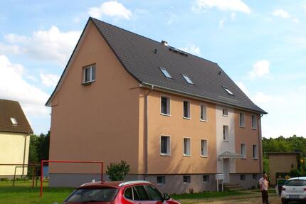 Die Wohnung befindet sich in einem Mehrfamilienhaus in Dorflage. zimmer
