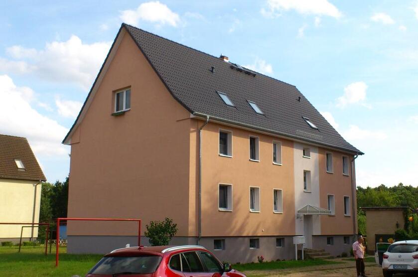 Die Wohnung befindet sich in einem Mehrfamilienhaus in Dorflage. zimmer