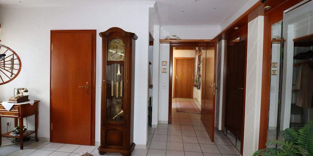 Großzügige 2,5 Zimmer Erdgeschosswohnung mit Wintergarten, Garage und Garten 2 zimmer