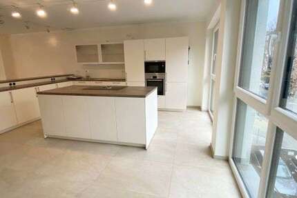 Wohnung Wiesbaden Südost - 3 Zimmer, 195 m&sup2;, 2.200&euro; | Angebot:25138086