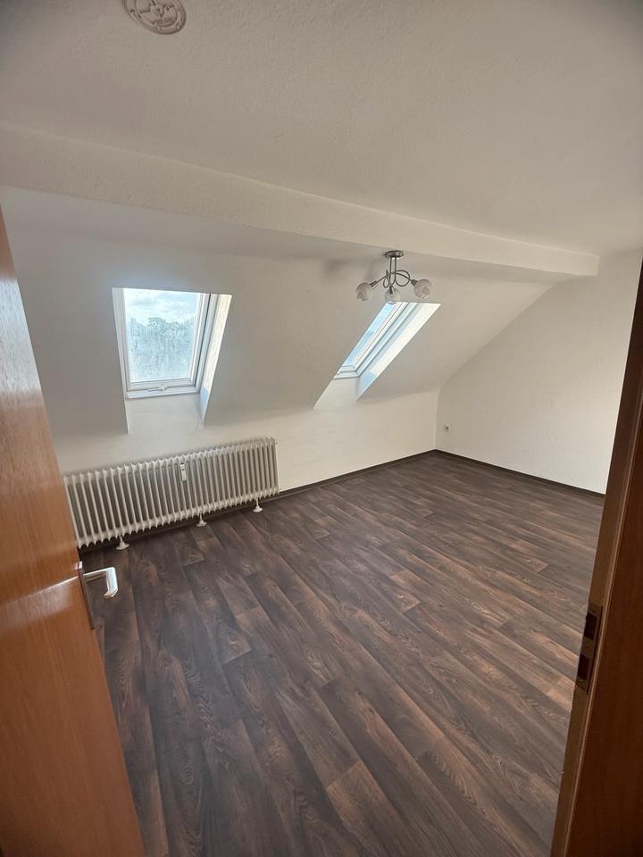 2 Zimmer Wohnung mit Gäste WC frisch renoviert zimmer