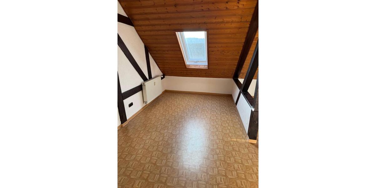 Dachgeschoßwohnung Marburg - 3 Zimmer, 80 m&sup2;, 380&euro; | Angebot:24703221