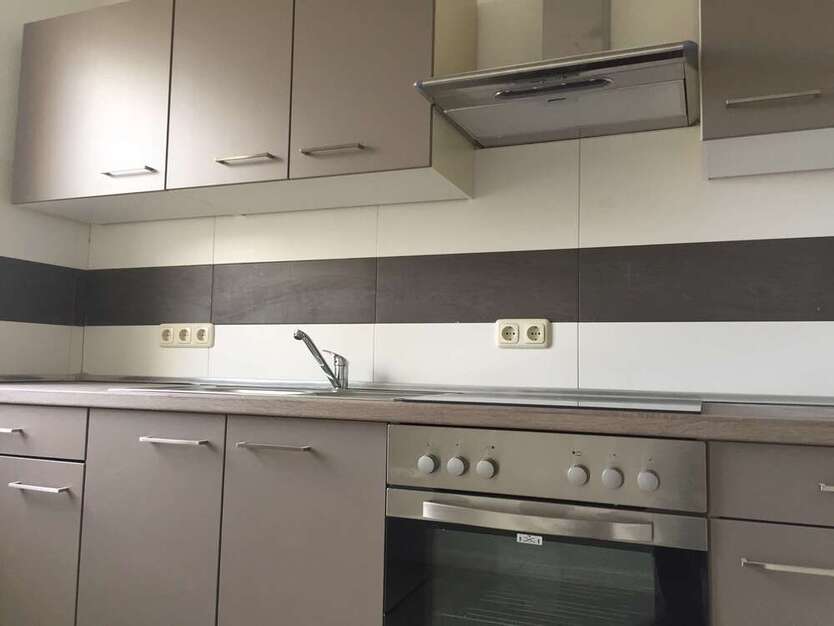 Für den gehobenen Anspruch -frisch renoviert. Gut geschnittene 4 Zimmer mit Balkon und Einbauküche!