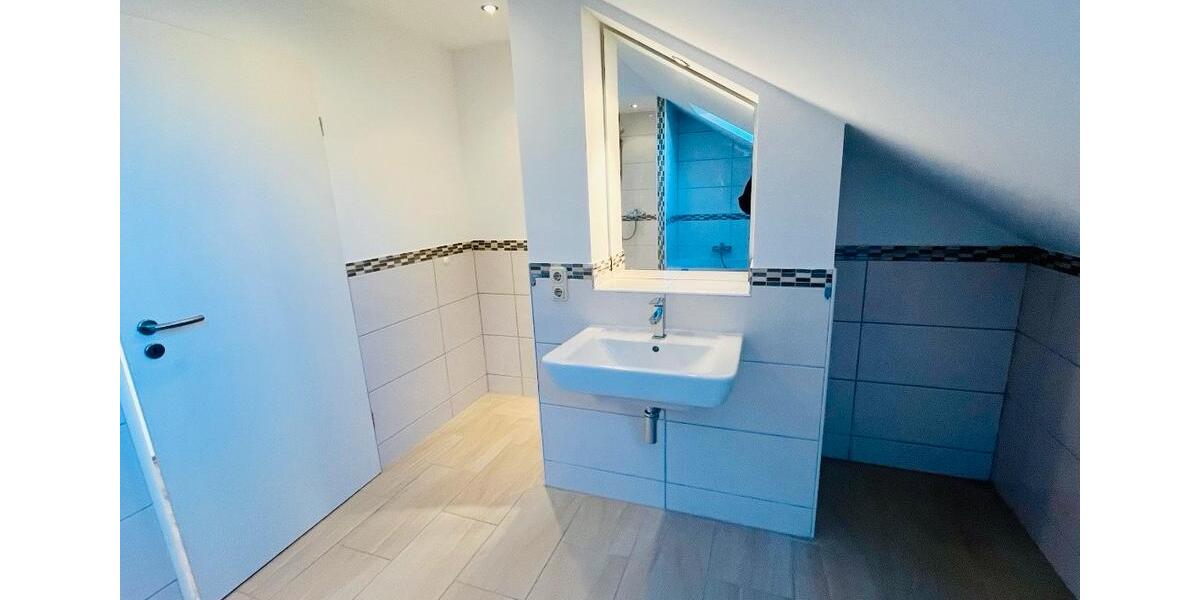 Dachgeschoßwohnung Adlkofen - 3 Zimmer, 66 m&sup2;, 800&euro; | Angebot:26694023