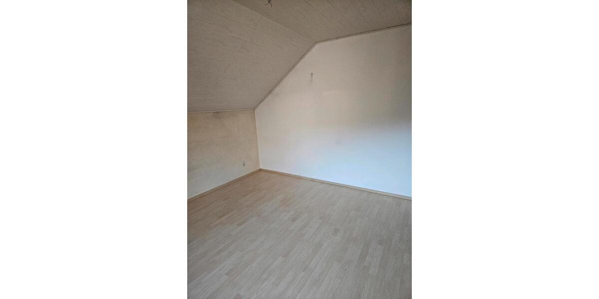 Dachgeschoßwohnung Niederaula - 4 Zimmer, 107 m&sup2;, 950&euro; | Angebot:26065932