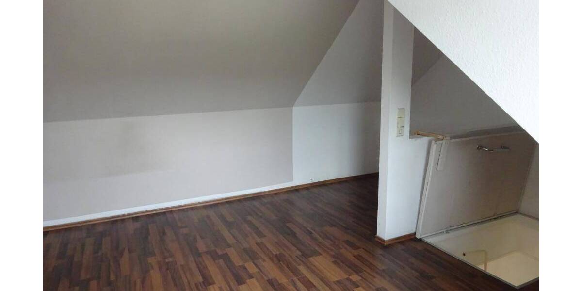 Einbauküche!! Gemütliche 3-Zi-DG-Maisonette-Whg. mit Balkon, Garage oder SP möglich 3 zimmer