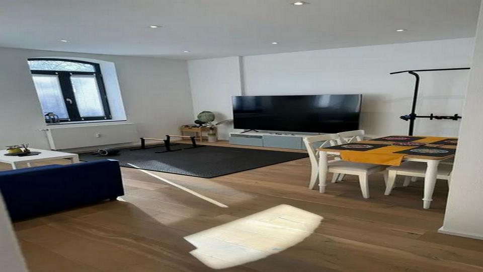 Geschmackvolle und geräumige Wohnung mit zwei Zimmern sowie Balkon