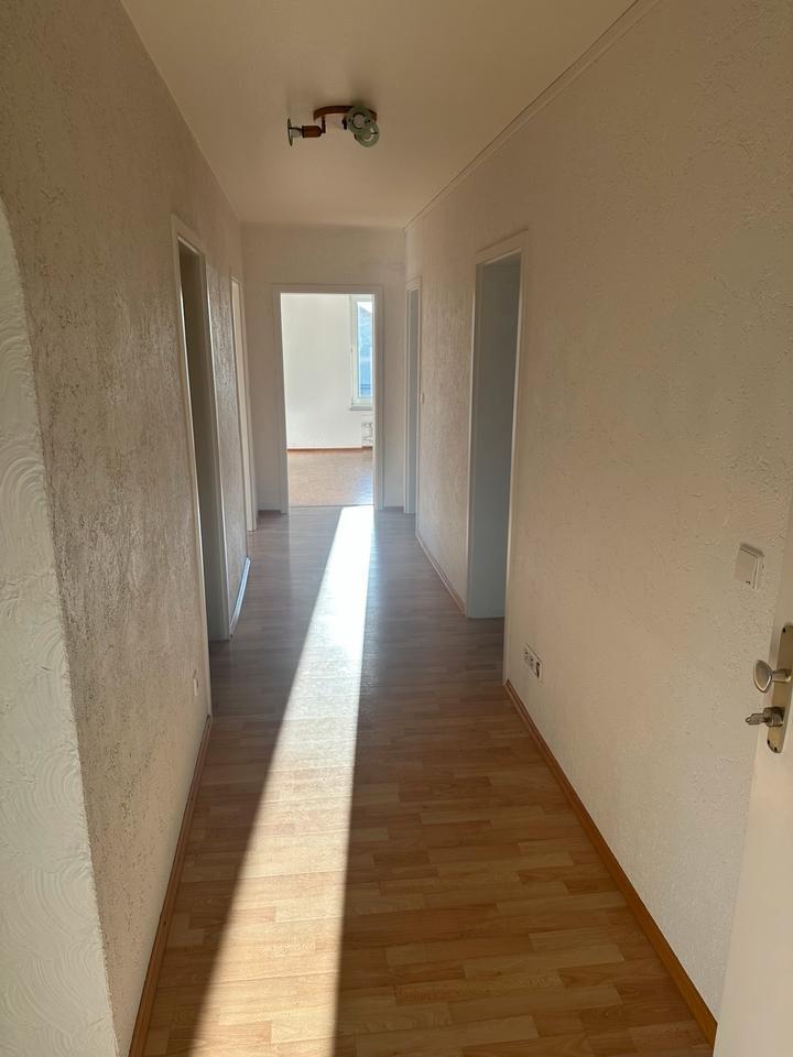 Schöne, helle 4 Zimmer-Wohnung mit Balkon