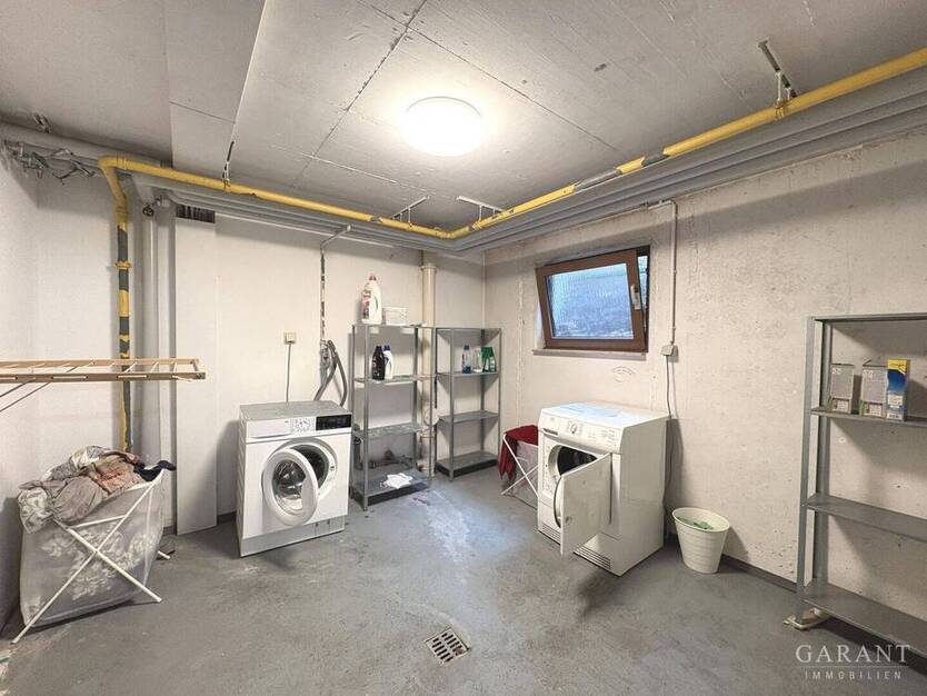 Großzügiges Haus mit zwei Garagen! 6 zimmer