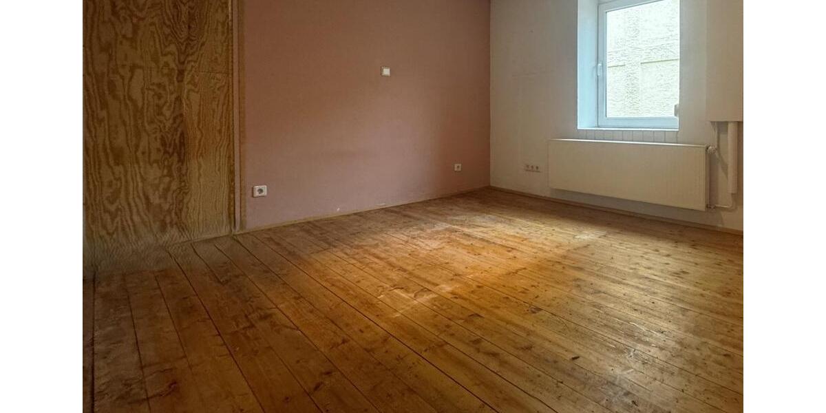 Zentrale Gewerbeeinheit mit hoher Halle, Werkstatt & Büro – in de zimmer