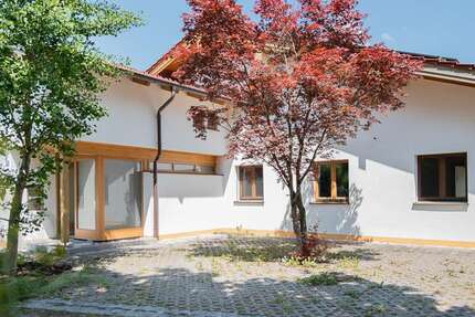 Haus Holzkirchen - 7 Zimmer, 270 m&sup2;, 3.500&euro; | Angebot:26979380