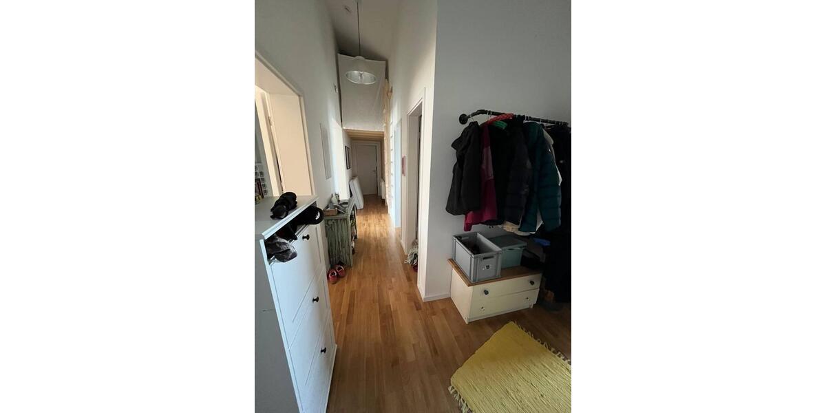 Luftiges WG-Zimmer in riesiger lichtdurchfluteter Wohnung zimmer