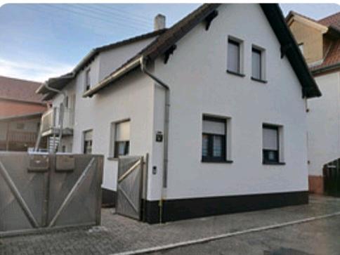 Etagenwohnung Zeiskam - 4 Zimmer, 140 m&sup2;, 1.400&euro; | Angebot:26694520