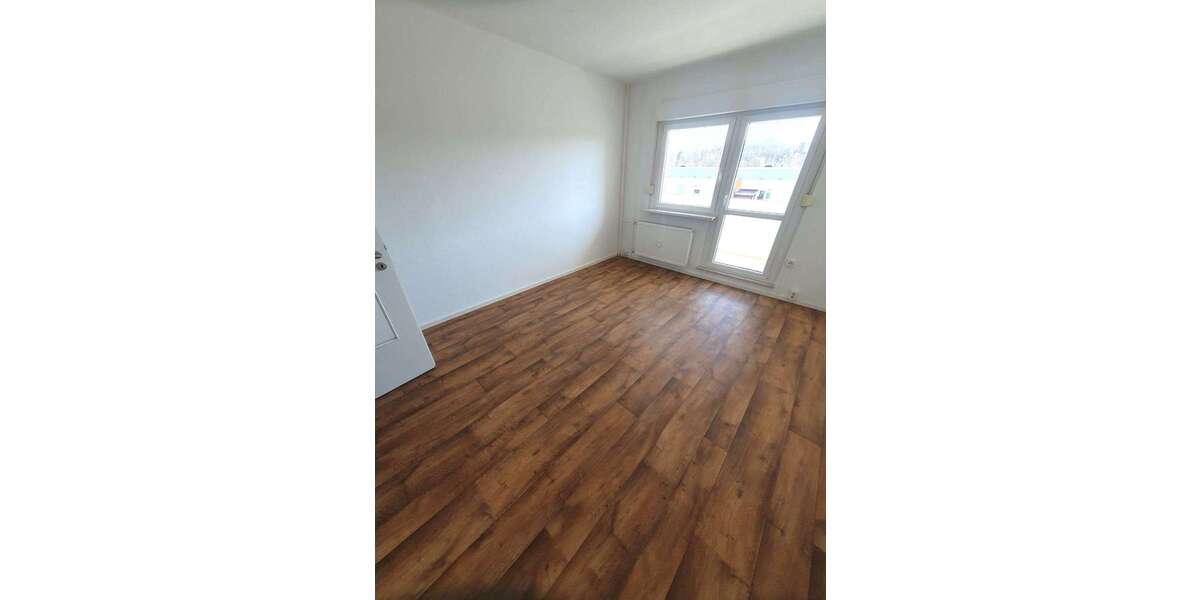 Gemütliche 2-Zimmer-Wohnung im 4. Obergeschoss mit Balkon und Badewanne - Appartement Schmölln | Angebot:25897911