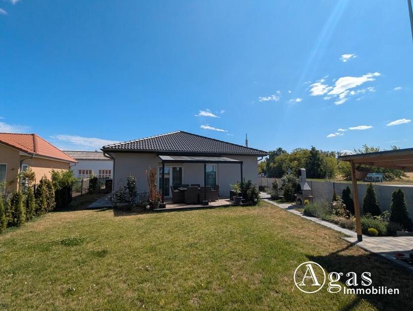 großzügiger Bungalow mit Terrasse und schönem Garten