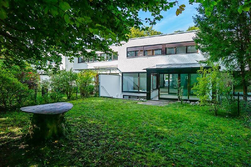 Familientraum im Bauhausstil - kernsaniert in ausgezeichneter und ruhiger Wohnlage