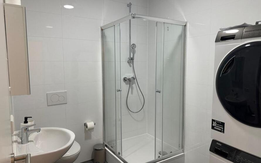 Gästezimmer mit TV, Internet, 2x EtagenduscheWC, Gästeküche, Waschmaschine und Trockner zimmer