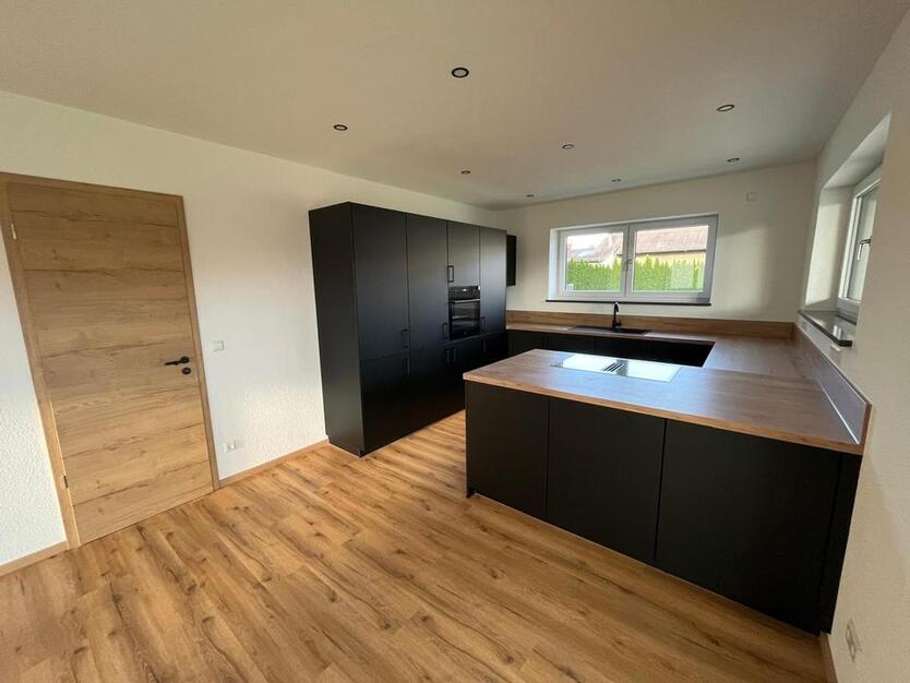 Neubau, helle 3,5-Zi.-EG-Whg. + Terrasse, Garten, Carport