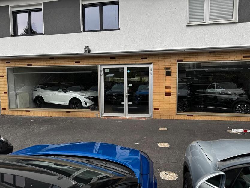 AutohausAutohandel + Halle und Außenstellfläche zimmer