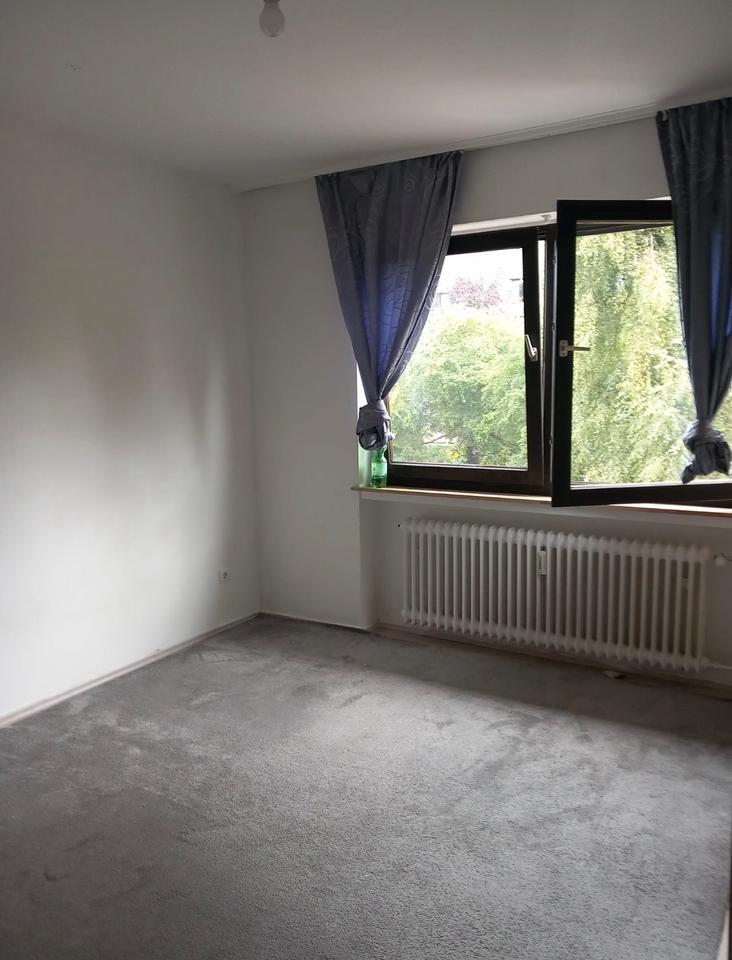 ANSPRECHENDE 3- Zimmer- Wohnung EBK, 2-MAL BALKON, GARAGE