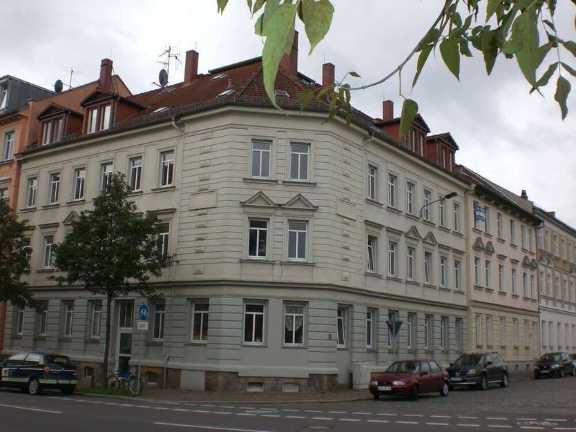 geeignet für 2er-WG - 2,5-Zi-DG-Whg - Laminat, Badewanne