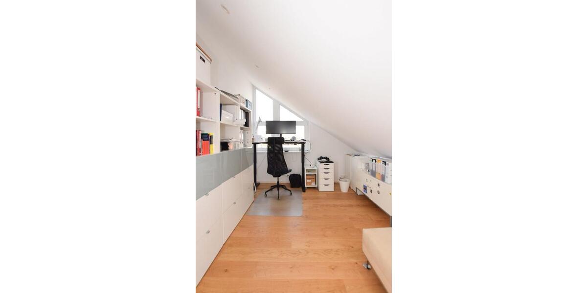 Lichtdurchflutete Dachgeschosswohnung mit Stil in guter Lage von 4.5 zimmer